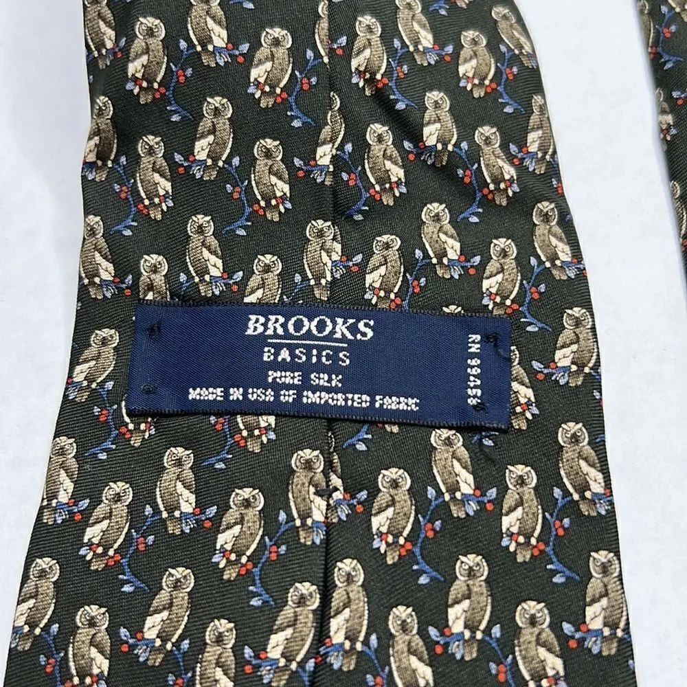 Brooks Brothers Basics Silk tie with owl print in Hunter green EUC